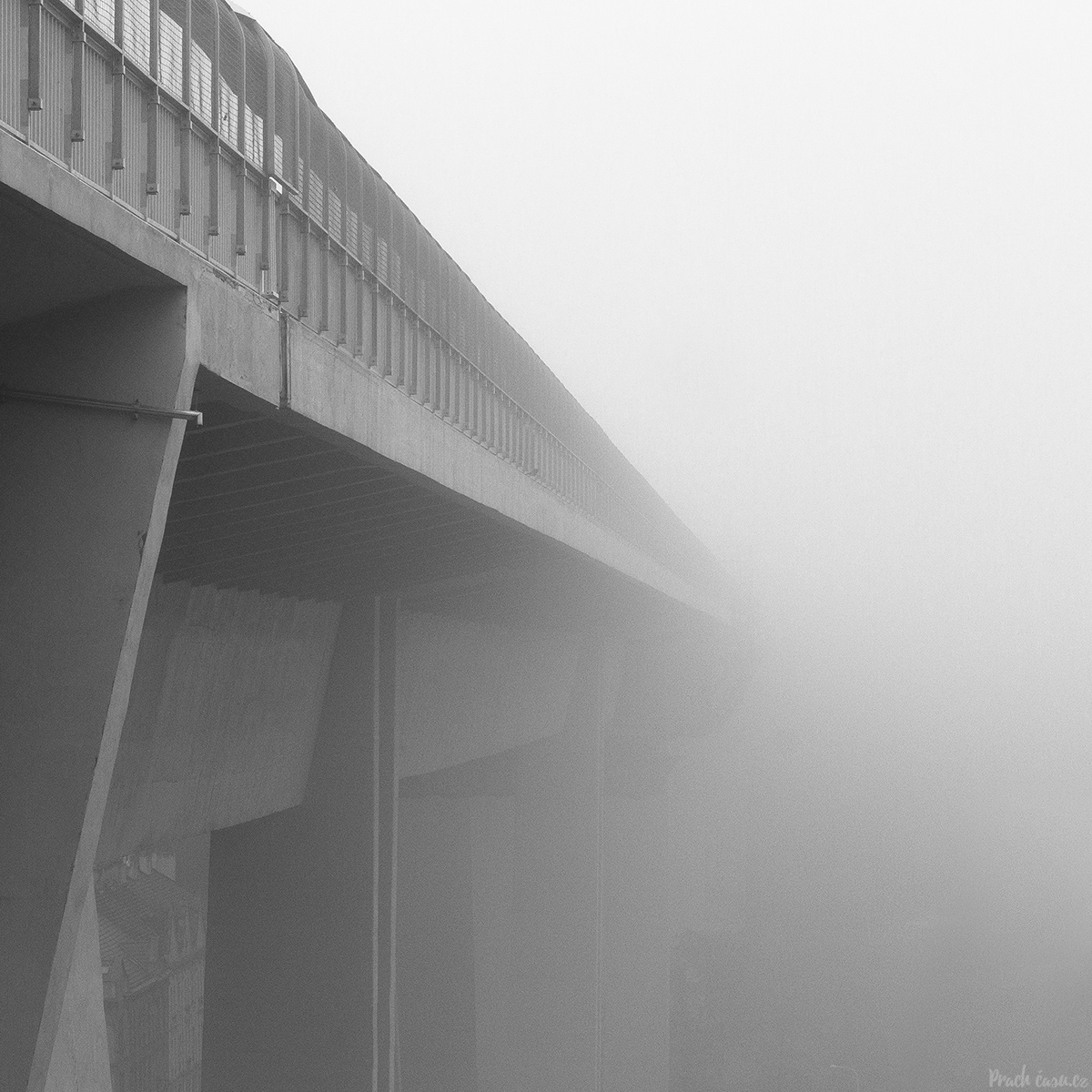 Nuselský most v mlze